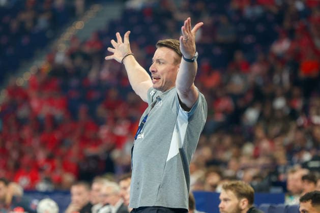 30 05 2026 ,xgox, Handball EHF European League semi-final Montpellier Handball THW Kiel emspor, v l Filip Jicha Kiel, coach Complains, complains, scolds Hamburg