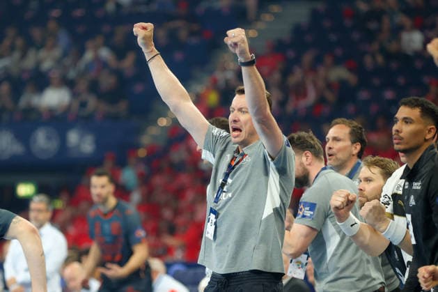 30 05 2026 ,xgox, Handball EHF European League semi-final Montpellier Handball THW Kiel emspor, v l Filip Jicha Kiel, coach cheers, goal celebration, jubilates over the goal, celebrate the goal, celebration Hamburg