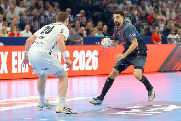 30 05 2026 ,xgox, Handball EHF European League Semifinal Montpellier Handball THW Kiel emspor, v l Lukas Laube Kiel, 20 , Agustin Casado Montepellier, 18 duel, duel, fight, tackle Hamburg