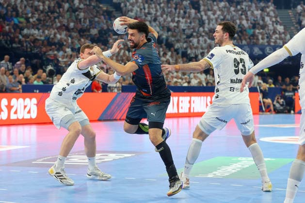 30 05 2026 ,xgox, Handball EHF European League Semifinal Montpellier Handball THW Kiel emspor, v l Lukas Laube Kiel, 20 , Agustin Casado Montepellier, 18 duel, duel, fight, tackle Hamburg