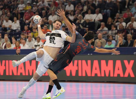 photo Goal throw by Veron Nacinovic Kiel against David Romeu BALAGUER , right Handball Men on Sat 30 05 2026 Mens EHF European League , Final Four in Hamburg THW Kiel Montpellier , Semifinal
