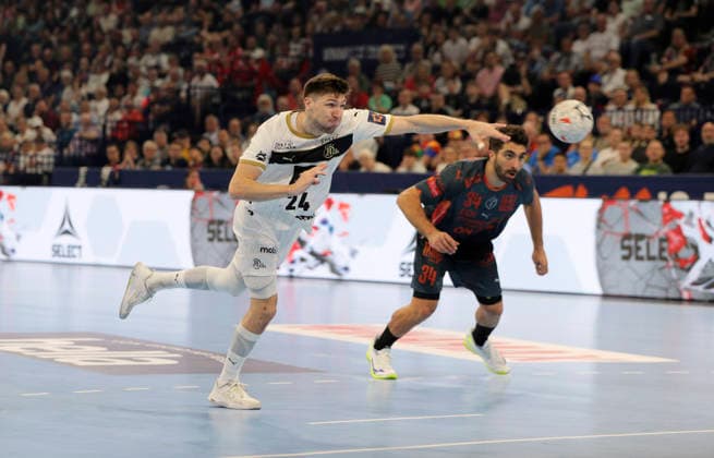 photo Lukas ZERBE Kiel vs David Romeu BALAGUER right , Montpellier Handball Men on Sat 30 05 2026 Mens EHF European League , Final Four in Hamburg THW Kiel Montpellier , Semifinal