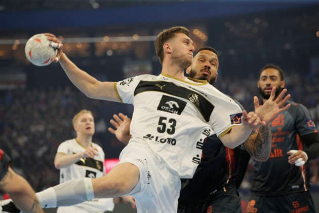 photo Goal throw by Nikola Bilyk Kiel against Rogerio Ferreira MORAES Handball Men on Sat 30 05 2026 Mens EHF European League , Final Four in Hamburg THW Kiel Montpellier , Semifinal