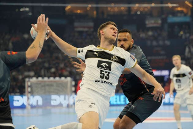 photo Goal throw of Nikola Bilyk Kiel against Rogerio Ferreira MORAES , right Handball Men on Sat 30 05 2026 Mens EHF European League , Final Four in Hamburg THW Kiel Montpellier , Semifinal