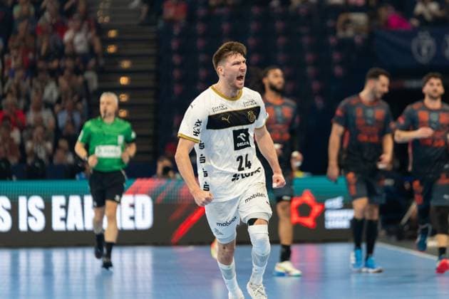 Lukas Zerbe 24 THW Kiel raises his fists and cheers loudly after an action on the pitch Montpellier HB players and a referee can be seen in the background EHF European League THW Kiel Montpellier HB, 30 05 2026, Hamburg, Barclays Arena Copyright: xPhilippHeistx