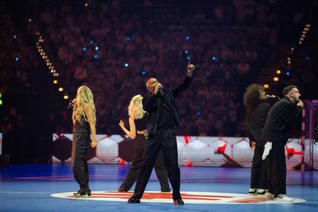 Several artists perform on the pitch of a sold-out handball arena during an opening show A singer in the center holds a microphone and raises his arm in the air, accompanied by other performers EHF European League THW Kiel Montpellier HB, 30 05 2026, Hamburg, Barclays Arena Copyright: xPhilippHeistx