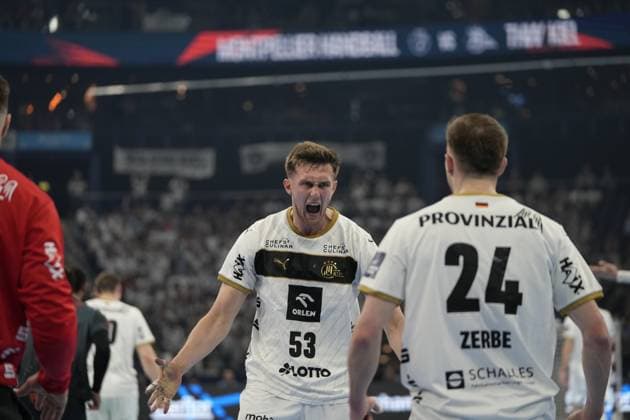 Nikola Bilyk 53 THW Kiel opens his mouth and cheers loudly after an action Next to him stands Lukas Zerbe 24 THW Kiel , in the background you can see the banner of both teams EHF European League THW Kiel Montpellier HB, 30 05 2026, Hamburg, Barclays Arena Copyright: xPhilippHeistx