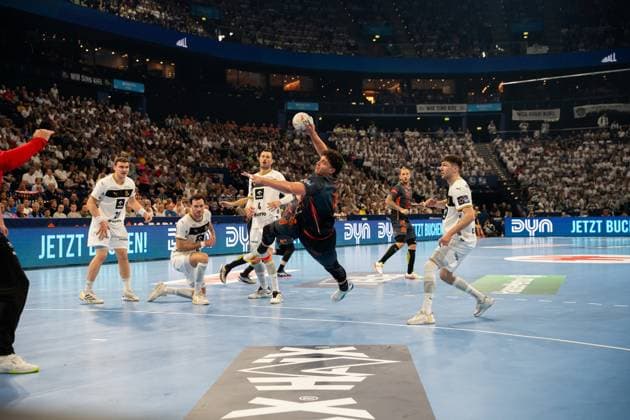Arthur Lenne of Montpellier HB moves through the defense of THW Kiel and throws in a spectacular posture at the goal Domagoj Duvnjak 4 THW Kiel tries to block the throw while other Kiel defenders accompany the scene EHF European League THW Kiel Montpellier HB, 30 05 2026, Hamburg, Barclays Arena Copyright: xPhilippHeistx
