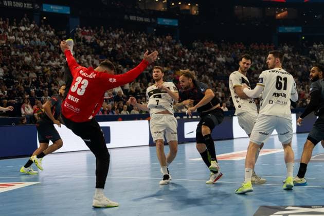 THW Kiel goalkeeper Andreas Wolff 33 stretches to make a save while Magnus Landin 7 THW Kiel and Hendrik Pekeler 61 THW Kiel organize the defence against a Montpellier HB attacker Hugo Bryan Monte Dos Santos 26 Montpellier HB is seen on the right EHF European League THW Kiel Montpellier HB, 30 05 2026, Hamburg, Barclays Arena Copyright: xPhilippHeistx