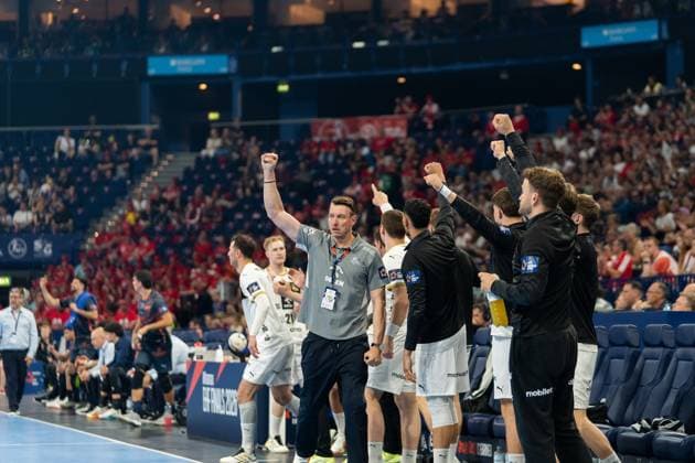 THW Kiel coach Filip Jicha raises his fist in the air and cheers together with the coaching staff and bench players on the sideline The packed arena with numerous spectators dressed in red can be seen in the background EHF European League THW Kiel Montpellier HB, 30 05 2026, Hamburg, Barclays Arena Copyright: xPhilippHeistx