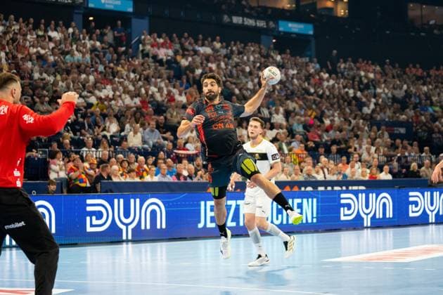 David Balaguer 34 Montpellier HB jumps and pulls up for the throw, while Nikola Bilyk 53 THW Kiel stands in the background as a defender On the left of the picture is the goalkeeper of THW Kiel in red jersey EHF European League THW Kiel Montpellier HB, 30 05 2026, Hamburg, Barclays Arena Copyright: xPhilippHeistx