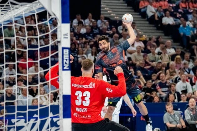 Hamburg 30 05 2026, Handball, Men, EHF European League Men 2025 26, Semi-final, Montpellier Handball THW Kiel David Balaguer Montpellier Handball, 34 on goal throw against Andreas Wolff THW Kiel, 33