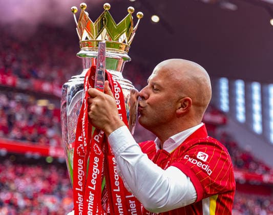 Football - FA Premier League - Liverpool FC v Crystal Palace FC LIVERPOOL, ENGLAND - Sunday, May 25, 2025: Liverpool s head coach Arne Slot kisses the trophy, as the team celebrate becoming Champions for the 20th time, after the FA Premier League match between Liverpool FC and Crystal Palace FC at Anfield. (Photo by David Rawcliffe Propaganda) LIVERPOOL Anfield MERSEYSIDE ENGLAND  Copyright: xDavidxRawcliffex 2025-05-25-535-Liverpool_Crystal_Palace