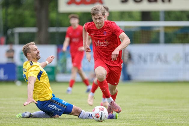 from left Christian Rave SV Todesfelde, 13 and Paul Lentz Blumenthaler SV, 23 in duel, duel, dynamics, action, action, match scene, 30 05 2026, Todesfelde Germany , football, promotion round Regionalliga Nord, SV Todesfelde Blumenthaler SV xobx