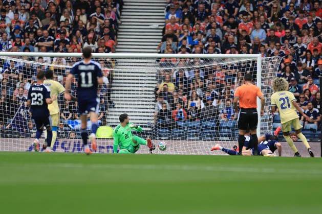 Scotland v Curacao International Friendly, Länderspiel, Nationalmannschaft Tahith Chong of Curaao (right) scores his teams first goal during the International Friendly match at Barclays Hampden, Glasgow 30 05 2026 UK Newspapers OUT Copyright: xFredxPalmerx FIL-23531-0018