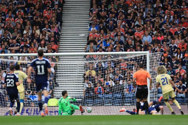 Scotland v Curacao International Friendly, Länderspiel, Nationalmannschaft Tahith Chong of Curaao (right) scores his teams first goal during the International Friendly match at Barclays Hampden, Glasgow 30 05 2026 UK Newspapers OUT Copyright: xFredxPalmerx FIL-23531-0020