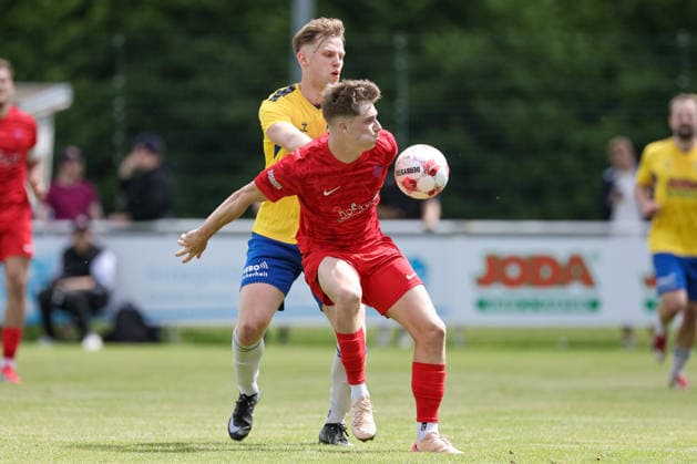 from left Pawel Erfmann SV Todesfelde, 6 and Florian Brahtz Blumenthaler SV, 7 in duel, duel, dynamics, action, action, match scene, 30 05 2026, Todesfelde Germany , football, promotion round Regionalliga Nord, SV Todesfelde Blumenthaler SV xobx