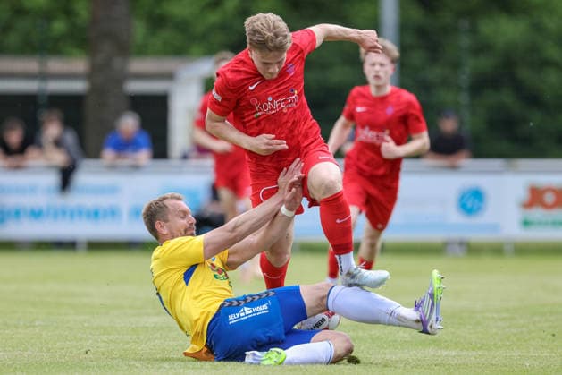 from left Christian Rave SV Todesfelde, 13 and Dennis Brendow Blumenthaler SV, 15 in duel, duel, dynamics, action, action, match scene, 30 05 2026, Todesfelde Germany , football, promotion round Regionalliga Nord, SV Todesfelde Blumenthaler SV xobx