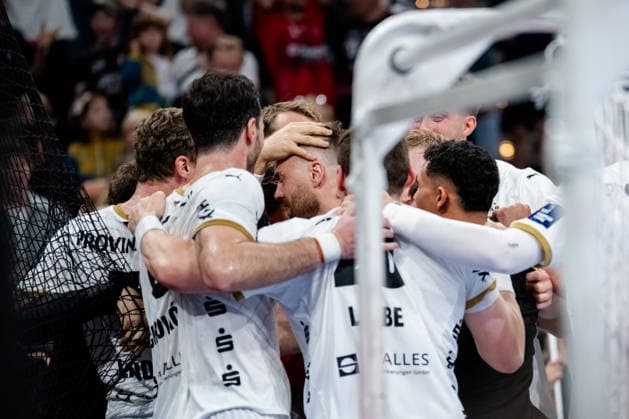 Hamburg 30 05 2026, Handball, Men, EHF European League Men 2025 26, Semi-final, Montpellier Handball THW Kiel Andreas Wolff THW Kiel, 33 in the middle of the jubilant crowd after victory