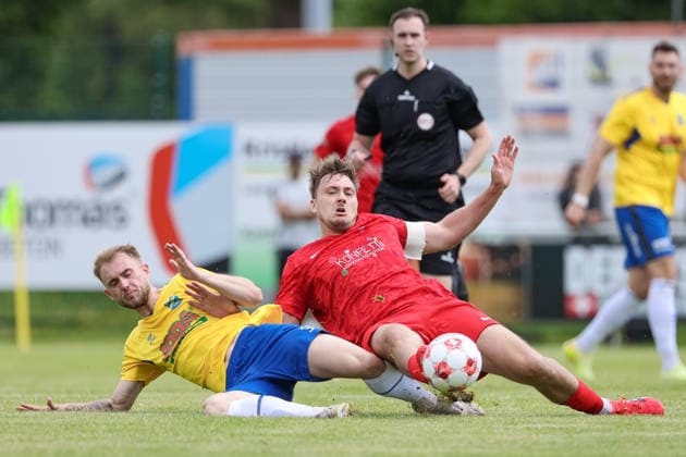 v.li.: Tyler Körting (SV Todesfelde, 25) und Kilian Lammers (Blumenthaler SV, 13) im Zweikampf, Duell, Dynamik, Aktion, Action, Spielszene, 30.05.2026, Todesfelde (Deutschland), Fussball, Aufstiegsrunde Regionalliga Nord, SV Todesfelde - Blumenthaler SV *** from left Tyler Körting SV Todesfelde, 25 and Kilian Lammers Blumenthaler SV, 13 in duel, duel, dynamics, action, action, match scene, 30 05 2026, Todesfelde Germany , football, promotion round Regionalliga Nord, SV Todesfelde Blumenthaler SV xobx