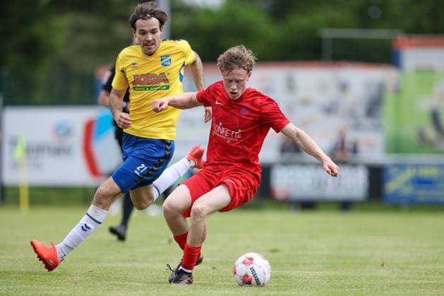 from left Maximilian Sergio Musci SV Todesfelde, 21 and Jasper Look Blumenthaler SV, 16 in duel, duel, dynamics, action, action, match scene, 30 05 2026, Todesfelde Germany , football, promotion round Regionalliga Nord, SV Todesfelde Blumenthaler SV xobx
