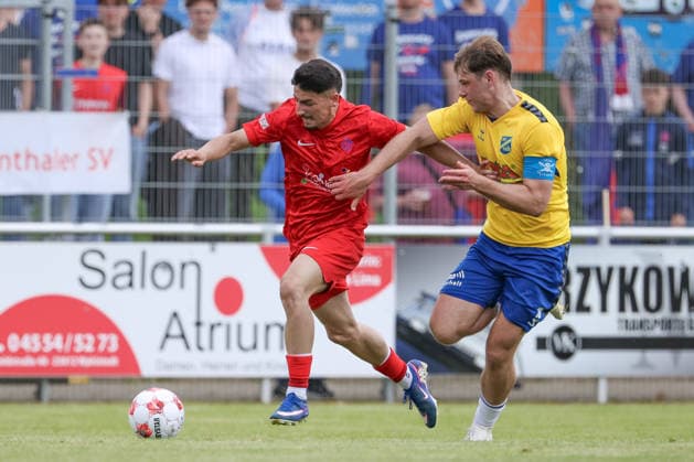 from left Alejandro Kellnar Blumenthaler SV, 26 and Mats Jonathan Klüver SV Todesfelde, 10 in duel, duel, dynamics, action, action, match scene, 30 05 2026, Todesfelde Germany , football, promotion round Regionalliga Nord, SV Todesfelde Blumenthaler SV xobx