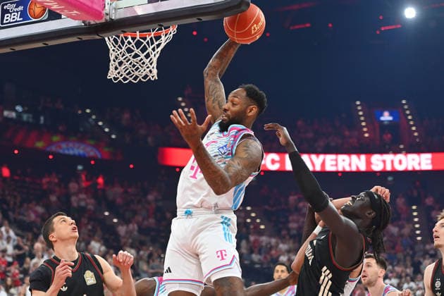 Jeff GARRETT Jr Bonn scores, action, duel against Wenyen GABRIEL FCB Basketball BBL, season 2025 2026, 1 Play Off semi-final FC Bayern Muenchen Telekom Baskets Bonn on 30 05 2025, S A P G A R D EN