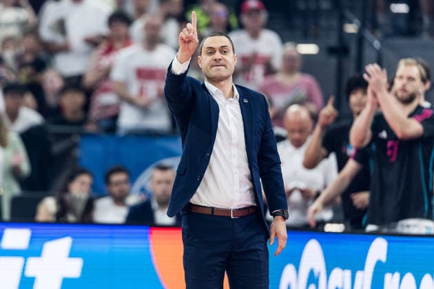 MUNICH, GERMANY - MAY 30: Marko Stankovic (Head Coach Telekom Baskets Bonn) gestures during the easyCredit Basketball Bundesliga Playoffs Semi-final match 1 between FC Bayern Muenchen vs. Telekom Baskets Bonn at SAP Garden on match 1 of easyCredit Basketball Bundesliga Playoffs Semi-final on May 30, 2026 in Munich, Germany. Bavaria Germany Copyright: xSteffiexWunderlx