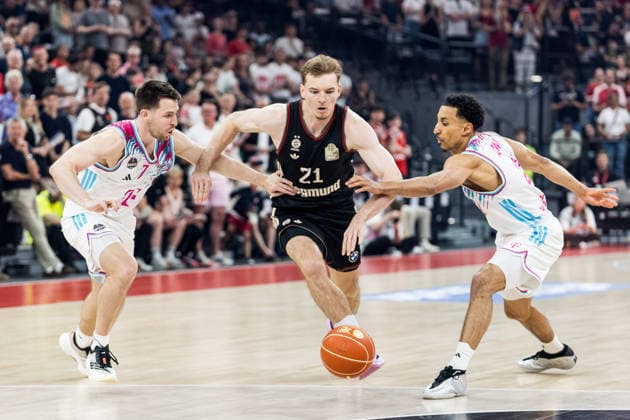 MUNICH, GERMANY - MAY 30: Justus Hollatz (FC Bayern Muenchen, 21) is stopped by Grayson Murphy (Telekom Baskets Bonn, 7) and Joel Aminu (Telekom Baskets Bonn, 21) during the easyCredit Basketball Bundesliga Playoffs Semi-final match 1 between FC Bayern Muenchen vs. Telekom Baskets Bonn at SAP Garden on match 1 of easyCredit Basketball Bundesliga Playoffs Semi-final on May 30, 2026 in Munich, Germany. Bavaria Germany Copyright: xSteffiexWunderlx