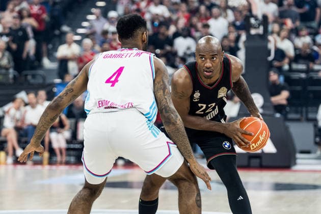 MUNICH, GERMANY - MAY 30: Isiaha Mike (FC Bayern Muenchen, 22) controls the ball against Jeff Garrett Jr. (Telekom Baskets Bonn, 4) during the easyCredit Basketball Bundesliga Playoffs Semi-final match 1 between FC Bayern Muenchen vs. Telekom Baskets Bonn at SAP Garden on match 1 of easyCredit Basketball Bundesliga Playoffs Semi-final on May 30, 2026 in Munich, Germany. Bavaria Germany Copyright: xSteffiexWunderlx