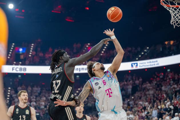 Wenyen Gabriel 32 FC Bayern Basketball in duel with Michael Kessens 6 Telekom Baskets Bonn , FC Bayern Basketball vs Telekom Baskets Bonn, BBL, Semifinal 1, 30 05 2026 Munich Bavaria Germany Copyright: xkolbert-press UlrichxGamelx