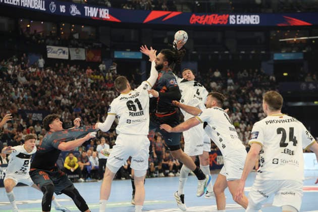 photo Goal throw by Hugo Bryan MONTE dos SANTOS Montpellier against Domagoj Duvnjak Kiel and Hendrik Pekeler Kiel Handball Men on Sat 30 05 2026 Mens EHF European League , Final Four in Hamburg THW Kiel Montpellier , Semifinal