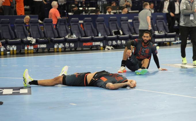 photo Disappointment after the final whistle for the players from France , Rogerio Ferreira MORAES lies on the ground Handball Men on Sat 30 05 2026 Mens EHF European League , Final Four in Hamburg THW Kiel Montpellier , semi-final