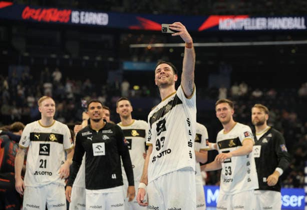 photo cheering after the final whistle by the players from Kiel , here Veron Nacinovic Kiel taking a selfie with his cell phone Handball Men on Sat 30 05 2026 Mens EHF European League , Final Four in Hamburg THW Kiel Montpellier , semi-final