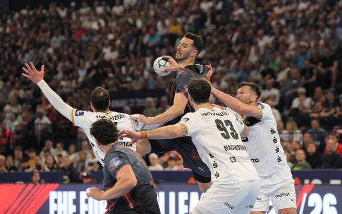 photo Goal throw from Zvonimir SRNA Montpellier against Veron Nacinovic Kiel and Domagoj Duvnjak left Handball Men on Sat 30 05 2026 Mens EHF European League , Final Four in Hamburg THW Kiel Montpellier , Semifinal