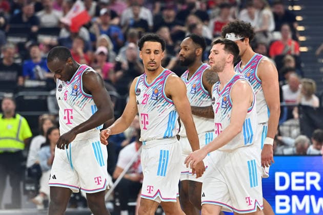 from left Tylan BIRTS Bonn , Joel AMINU Bonn , Jeff GARRETT Jr Bonn , Grayson MURPHY Bonn , Michael KESSENS Bonn , disappointed,frustrated,dejected, Basketball BBL,Saison 2025 2026,1 Play Off Semi Final FC Bayern Muenchen Telekom Baskets Bonn am 30 05 2025, S A P G A R D EN