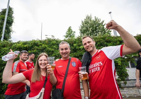 260530 Fans of Arsenal ahead of the UEFA Champions League final match between Paris Saint Germain and Arsenal on May 30, 2026 in Budapest Photo Maxim ThorÃ BILDBYRAN kod MT MT1056 fotboll football soccer fotball uefa champions league champions league paris saint germain arsenal bbeng publik  Copyright: MAXIMxTHORE BB260530MT006