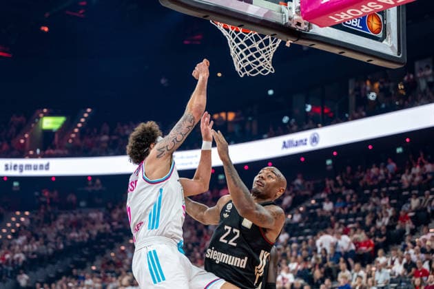 Michael Kessens 6 Telekom Baskets Bonn in duel with Isiaha Mike 22 FC Bayern Basketball , FC Bayern Basketball vs Telekom Baskets Bonn, BBL, Semifinal 1, 30 05 2026 Muenchen Bayern Germany Copyright: xkolbert-press UlrichxGamelx