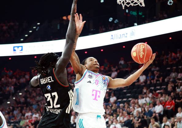 from left Wenyen GABRIEL Muenchen , Jalen FINCH Bonn , Mens Basketball Bundesliga, 2025 26, play off semi-final, first match, FC Bayern Muenchen Basketball vs Telekom Baskets Bonn, SAP Garden3, 30 05 26 Copyright: WolfgangxFehrmann