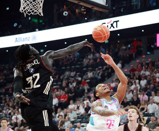 from left Wenyen GABRIEL Muenchen , Jalen FINCH Bonn , Mens Basketball Bundesliga, 2025 26, play off semi-final, first match, FC Bayern Muenchen Basketball vs Telekom Baskets Bonn, SAP Garden3, 30 05 26 Copyright: WolfgangxFehrmann