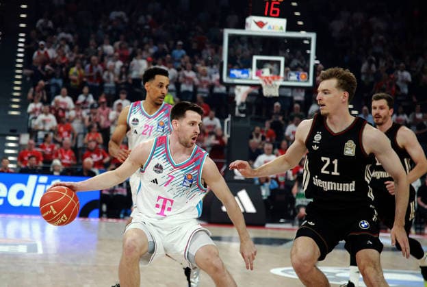 from left Grayson MURPHY Bonn , Justus HOLLATZ Muenchen , Mens Basketball Bundesliga, 2025 26, play off semi-final, first match, FC Bayern Muenchen Basketball vs Telekom Baskets Bonn, SAP Garden3, 30 05 26 Copyright: WolfgangxFehrmann