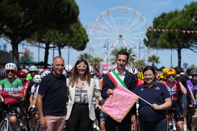 Start the race with mayorr Matteo Gozzoli. during Stage 1 of the Giro d™Italia Women, from Cesenatico to Ravenna, Italy, Saturday, May 30, 2026  Copyright: xDavidexSpada LaPressex