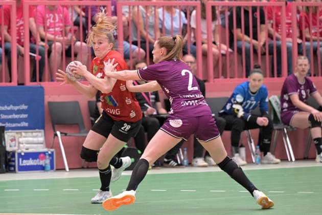 Cara Reuthal SV Union Halle Neustadt, 26 am with ball against Selina Lindemann TusSies Metzingen, 02 TusSies Metzingen vs SV Union Halle Neustadt , Handball, Alsco HBF, 7 Play Off League Matchday, Season 2025 2026, 30 05 2026 TusSies Metzingen vs SV Union Halle Neustadt , Handball, Alsco HBF, 7 Play Off League Matchday, Season 2025 2026, 30 05 2026 Tuebingen Copyright: xEibner-Pressefoto TobiasxBaurx EP_TBR