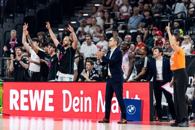 MUNICH, GERMANY - MAY 30: Marko Stankovic (Head Coach Telekom Baskets Bonn) and the Bonn bench cheer during the easyCredit Basketball Bundesliga Playoffs Semi-final match 1 between FC Bayern Muenchen vs. Telekom Baskets Bonn at SAP Garden on match 1 of easyCredit Basketball Bundesliga Playoffs Semi-final on May 30, 2026 in Munich, Germany. Bavaria Germany Copyright: xSteffiexWunderlx
