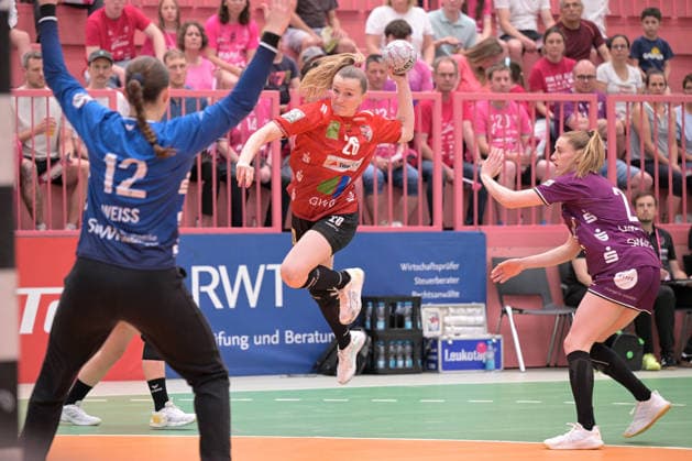 Cara Reuthal SV Union Halle Neustadt, 26 on with ball against Selina Lindemann TusSies Metzingen, 02 and Marie Kristin Weiss TusSies Metzingen, 12 in goal TusSies Metzingen vs SV Union Halle Neustadt , Handball, Alsco HBF, 7 Play Off League Matchday, Season 2025 2026, 30 05 2026 TusSies Metzingen vs SV Union Halle Neustadt , Handball, Alsco HBF, 7 Play Off League Matchday, Season 2025 2026, 30 05 2026 Tuebingen Copyright: xEibner-Pressefoto TobiasxBaurx EP_TBR