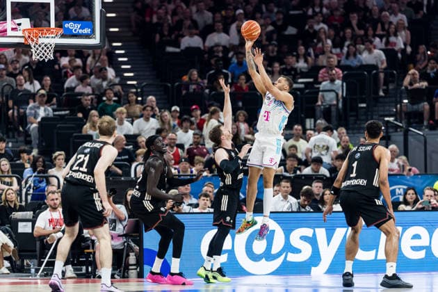 MUNICH, GERMANY - MAY 30: Alijah Comithier (Telekom Baskets Bonn, 2) shoots the ball over Andreas Andi Obst (FC Bayern Muenchen, 13) during the easyCredit Basketball Bundesliga Playoffs Semi-final match 1 between FC Bayern Muenchen vs. Telekom Baskets Bonn at SAP Garden on match 1 of easyCredit Basketball Bundesliga Playoffs Semi-final on May 30, 2026 in Munich, Germany. Bavaria Germany Copyright: xSteffiexWunderlx