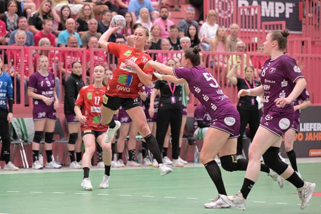 Lea Gruber SV Union Halle Neustadt, 19 on the throw goal against Carolin Huebner TusSies Metzingen, 56 TusSies Metzingen vs SV Union Halle Neustadt , Handball, Alsco HBF, 7 Play Off League Matchday, Season 2025 2026, 30 05 2026 TusSies Metzingen vs SV Union Halle Neustadt , Handball, Alsco HBF, 7 Play Off League Matchday, Season 2025 2026, 30 05 2026 Tuebingen Copyright: xEibner-Pressefoto TobiasxBaurx EP_TBR