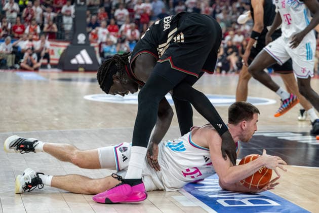 Grayson Murphy 7 Telekom Baskets Bonn on the ground fights with Wenyen Gabriel 32 FC Bayern Basketball for the ball, FC Bayern Basketball vs Telekom Baskets Bonn, BBL, Semifinal 1, 30 05 2026 Munich Bavaria Germany Copyright: xkolbert-press UlrichxGamelx