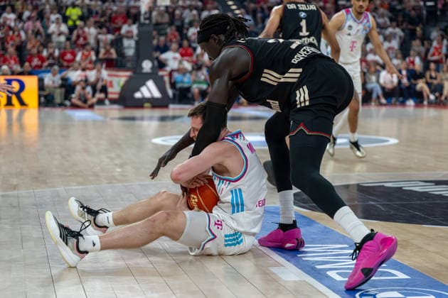 Grayson Murphy 7 Telekom Baskets Bonn on the ground fights with Wenyen Gabriel 32 FC Bayern Basketball for the ball, FC Bayern Basketball vs Telekom Baskets Bonn, BBL, Semifinal 1, 30 05 2026 Munich Bavaria Germany Copyright: xkolbert-press UlrichxGamelx