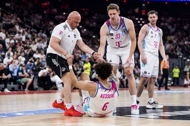 MUNICH, GERMANY - MAY 30: Michael Kessens (Telekom Baskets Bonn, 6) being helped off court by medical staff during the easyCredit Basketball Bundesliga Playoffs Semi-final match 1 between FC Bayern Muenchen vs. Telekom Baskets Bonn at SAP Garden on match 1 of easyCredit Basketball Bundesliga Playoffs Semi-final on May 30, 2026 in Munich, Germany. Bavaria Germany Copyright: xSteffiexWunderlx